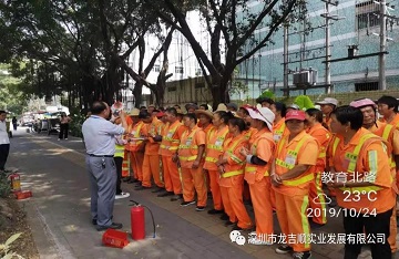 今天，我们来当消防员